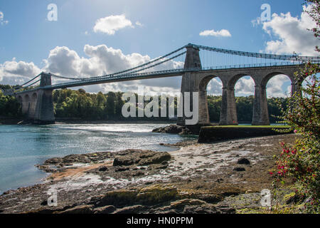 Una vista del centro storico di Menai suspension bridge spanning il Menai Straits, Gwynnedd, Wales, Regno Unito. Foto Stock