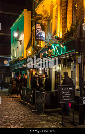 Il White Horse pub a Newburgh Street a Londra di notte. Foto Stock