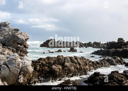 Onde che si infrangono sulle rocce a Cape Agulhas Foto Stock