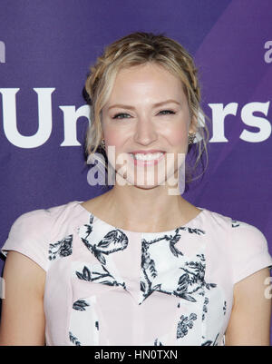 Beth Riesgraf arriva al NBCUniversal Estate Premere Giorno 2015 aprile 2, 2015 a Pasadena, in California. Foto di Francesco Specker Foto Stock