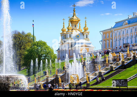 Le fontane e statue della grande cascata, al Grand Palace, peterhof di San Pietroburgo Foto Stock