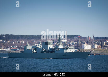 Halifax-classe fregata HMCS CHARLOTTETOWN che lascia il porto di Halifax, Nova Scotia, Canada. Foto Stock