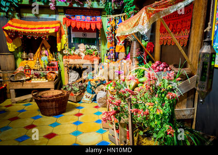 Colorato mercato vendono fiori, verdure, frutta e altro ancora Foto Stock