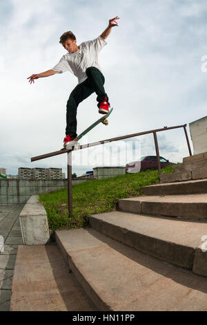 Zelenograd, Russia - Luglio 29, 2009: guidatore di skateboard Nikita Shumkov facendo un retro crooked grind trick su un corrimano in Zelenograd, Russia. Foto Stock