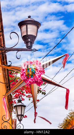 Rosa di Natale decorazione Pinata lampade stradali Bougainvillea Aldama Street San Miiguel de Allende Messico Foto Stock