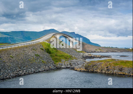 Oceano atlantico ponte stradale, Norvegia. Foto Stock