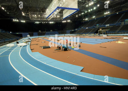 I lavoratori che stabilisce il nuovo infield via presso il National Indoor Arena di Birmingham prima di testare prima il Campionati mondiali Indoor nel 2018 Foto Stock