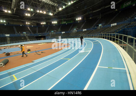 I lavoratori che stabilisce il nuovo infield via presso il National Indoor Arena di Birmingham prima di testare prima il Campionati mondiali Indoor nel 2018 Foto Stock