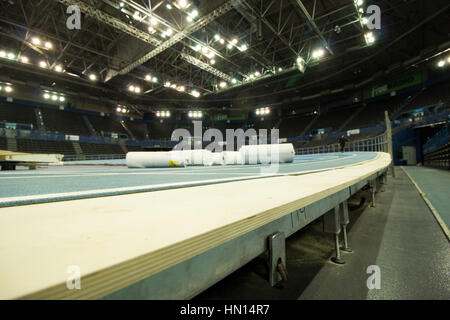 I lavoratori che stabilisce il nuovo infield via presso il National Indoor Arena di Birmingham prima di testare prima il Campionati mondiali Indoor nel 2018 Foto Stock