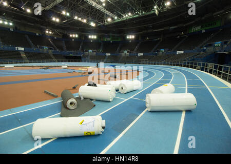 I lavoratori che stabilisce il nuovo infield via presso il National Indoor Arena di Birmingham prima di testare prima il Campionati mondiali Indoor nel 2018 Foto Stock