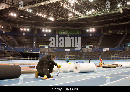 I lavoratori che stabilisce il nuovo infield via presso il National Indoor Arena di Birmingham prima di testare prima il Campionati mondiali Indoor nel 2018 Foto Stock