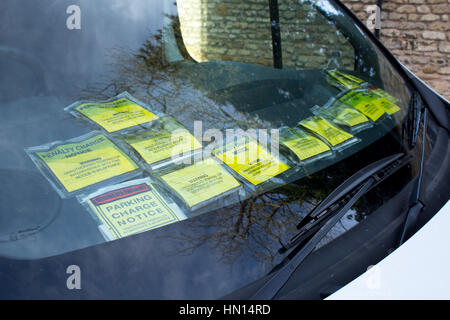 Un furgone parcheggiato in Eastgate, Lincoln City Center visualizza una serie di biglietti di parcheggio sul cruscotto. Foto Stock