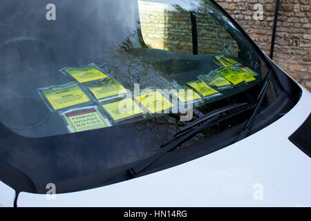 Un furgone parcheggiato in Eastgate, Lincoln City Center visualizza una serie di biglietti di parcheggio sul cruscotto. Foto Stock