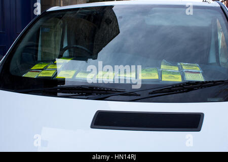 Un furgone parcheggiato in Eastgate, Lincoln City Center visualizza una serie di biglietti di parcheggio sul cruscotto. Foto Stock