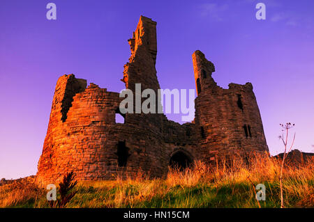 Il castello di Dunstanburgh, Northumberland, England, Regno Unito Foto Stock