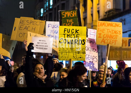 Cardiff protestare contro Trump's 'Mdivieto uslim' Foto Stock