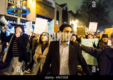 Cardiff protestare contro Trump's 'Mdivieto uslim' Foto Stock