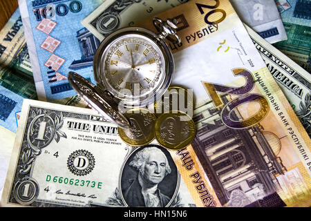 Orologio da tasca, dollaro soldi bielorussi sfondo, nuovo denaro in Bielorussia. Denominazione nella Repubblica di Bielorussia 2016. Foto Stock