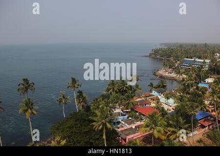 Mare da sopra. Vista di Quilon beach in Kerala da sopra. Foto Stock