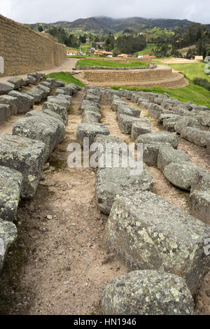 Antichi recuperati in blocchi di pietra dai villaggi circostanti in cui sono state prese dalle rovine di Ingapirca da locali Foto Stock