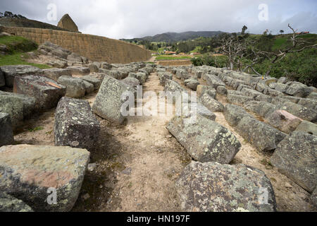 Antichi recuperati in blocchi di pietra dai villaggi circostanti in cui sono state prese dalle rovine di Ingapirca da locali Foto Stock