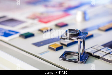 La gestione del colore nel processo di stampa con lente di ingrandimento Foto Stock
