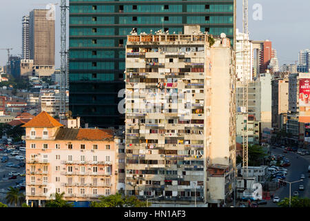 Vecchi e nuovi edifici a Luanda, in Angola Foto Stock