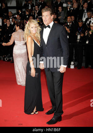 David Hasselhoff e la sua fidanzata, Hayley Roberts, partecipare alla premiere per il film "Il grande Gatsby" presso la 66Cannes Film Festival di Cannes, Francia il 15 maggio 2013. Foto di Francesco Specker Foto Stock