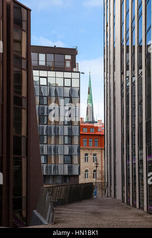 Architettura del quartiere Rotermann a Tallinn e Torre di Oleviste Foto Stock