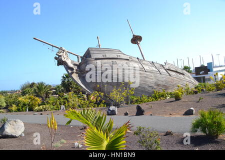 Naufragio, interessanti nave di legno a terra, decorazione e funzione nel parco, Corralejo, Fuerteventura, Spagna, bella statua lignea di Lion di poppa Foto Stock