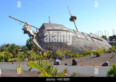 Naufragio, interessanti nave di legno a terra, decorazione e funzione nel parco, Corralejo, Fuerteventura, Spagna, bella statua lignea di Lion di poppa Foto Stock