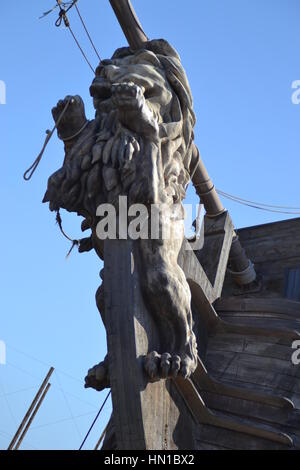 Naufragio, interessanti nave di legno a terra, decorazione e funzione nel parco, Corralejo, Fuerteventura, Spagna, bella statua lignea di Lion di poppa Foto Stock