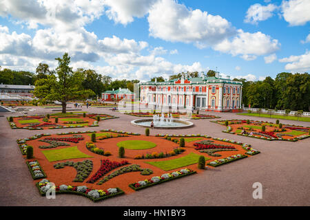 TALLINN, Estonia - 05 SET 2015: i giardini e il Palazzo Kadriorg, a Kadrioru Park, a Tallinn in Estonia Foto Stock