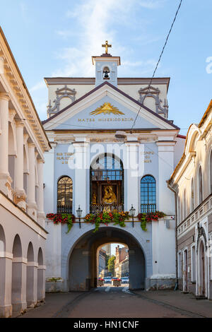 Via Ausros gate (dell'alba) con la basilica della Madonna Ostrobramska a Vilnius, Lituania Foto Stock