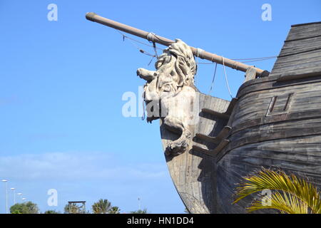 Naufragio, interessanti nave di legno a terra, decorazione e funzione nel parco, Corralejo, Fuerteventura, Spagna, bella statua lignea di Lion di poppa Foto Stock