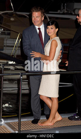 Alec Baldwin e la sua fidanzata Hilaria Thomas arrivare ad un partito di yacht a bordo della signora gioia al sessantacinquesimo Cannes Film Festival di Cannes, Francia il 18 maggio 2012.. Foto di Francesco Specker Foto Stock