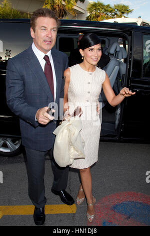 Alec Baldwin e la sua fidanzata Hilaria Thomas arriva a un partito di yacht a bordo della signora gioia al sessantacinquesimo Cannes Film Festival di Cannes, Francia il 18 maggio 2012.. Foto di Francesco Specker Foto Stock