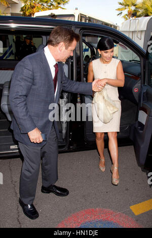 Alec Baldwin e la sua fidanzata Hilaria Thomas arriva a un partito di yacht a bordo della signora gioia al sessantacinquesimo Cannes Film Festival di Cannes, Francia il 18 maggio 2012.. Foto di Francesco Specker Foto Stock