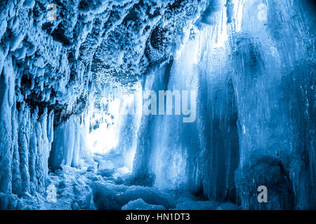 Grotta di ghiaccio in cascata ghiacciata Jagala, Estonia Foto Stock