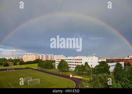 Rainbow sulla parte residenziale della città di Tallinn, Estonia Foto Stock