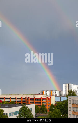 Rainbow sulla parte residenziale della città di Tallinn, Estonia Foto Stock