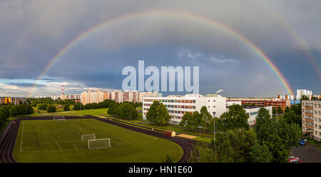 Completo di 180 arcobaleno sulla parte residenziale della città di Tallinn, Estonia Foto Stock