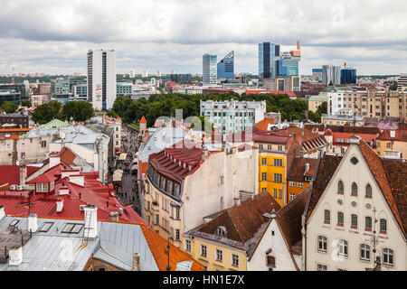 Tallinn, Estonia - 7 luglio 2015. Tetti di tegole rosse, le strade e gli edifici commerciali della città vecchia Foto Stock