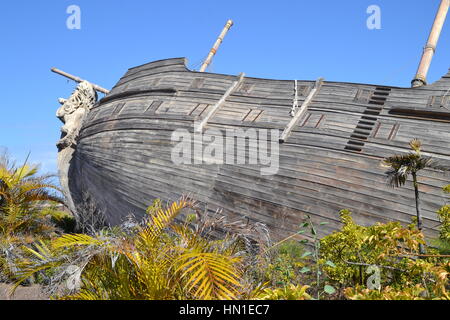 Naufragio, interessanti nave di legno a terra, decorazione e funzione nel parco, Corralejo, Fuerteventura, Spagna, bella statua lignea di Lion di poppa Foto Stock