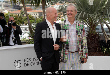 Bruce Willis, sinistra e Bill Murray arriva a la foto chiamata per il film, 'Moonrise unito" durante il sessantacinquesimo Cannes Film Festival di Cannes, Francia il 16 maggio 2012. Foto di Francesco Specker Foto Stock