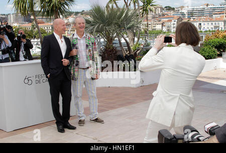 Bruce Willis, sinistra e Bill Murray hanno le loro foto presa dal direttore di Wes Anderson presso la foto chiamata per il film, 'Moonrise unito" durante il sessantacinquesimo Cannes Film Festival di Cannes, Francia il 16 maggio 2012. Foto di Francesco Specker Foto Stock