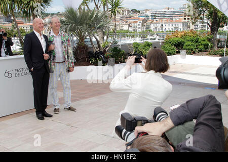 Bruce Willis, sinistra e Bill Murray hanno le loro foto presa dal direttore di Wes Anderson presso la foto chiamata per il film, 'Moonrise unito" durante il sessantacinquesimo Cannes Film Festival di Cannes, Francia il 16 maggio 2012. Foto di Francesco Specker Foto Stock