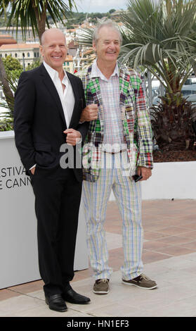 Bruce Willis, sinistra e Bill Murray arriva a la foto chiamata per il film, 'Moonrise unito" durante il sessantacinquesimo Cannes Film Festival di Cannes, Francia il 16 maggio 2012. Foto di Francesco Specker Foto Stock