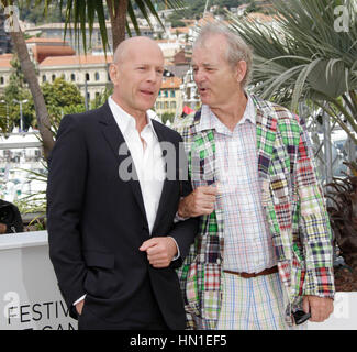 Bruce Willis, sinistra e Bill Murray arriva a la foto chiamata per il film, 'Moonrise unito" durante il sessantacinquesimo Cannes Film Festival di Cannes, Francia il 16 maggio 2012. Foto di Francesco Specker Foto Stock