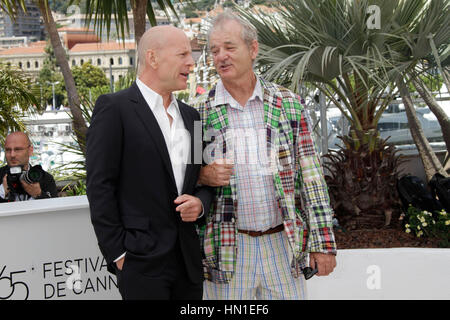 Bruce Willis, sinistra e Bill Murray arriva a la foto chiamata per il film, 'Moonrise unito" durante il sessantacinquesimo Cannes Film Festival di Cannes, Francia il 16 maggio 2012. Foto di Francesco Specker Foto Stock